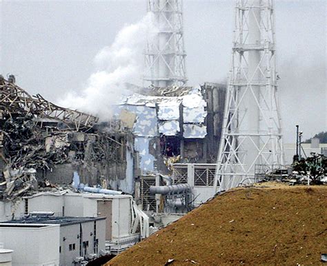 2011 Fukushima Daiichi Nükleer Santrali Kazası: Japonya'da Nükleer Enerji Politikalarının Yeniden Düşünülmesi ve Toplumsal Güvenin Sallanması