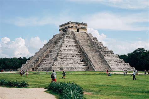 Chichen Itza İnşaatı: Maya Mimarisi ve Astronomik Bilgi Üzerine Bir Bakış